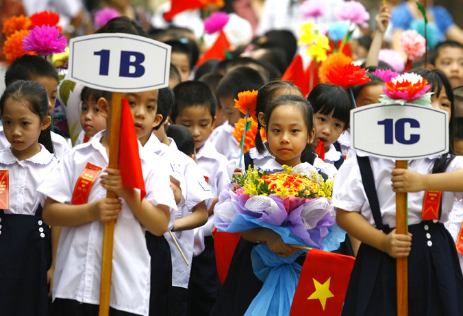 Phó Thủ tướng Vũ Đức Đam khẳng định, nhờ nỗ lực của ngành giáo dục, trong vài năm gần đây, việc tổ chức khai giảng trong nhà trường đã bớt nhiêu khê. Ảnh: Hồng Vĩnh.