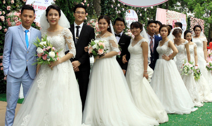 Những cô dâu chú rể tại đám cưới nếp sống mới.