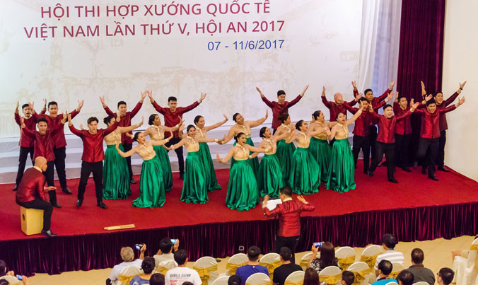 Đoàn La Salle Chorale của Philippine với phần biểu diễn pha phong cách Jazz đã giành ngôi quán quân năm nay. Ảnh: Nguyễn Thảo.