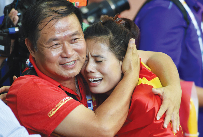 Sau hơn một năm đầy sóng gió, Nguyễn Thị Huyền lại lao vào vòng tay thầy như hình ảnh cảm động của hai thầy trò trên SVĐ Singapore 2 năm trước. Ảnh: VSI.