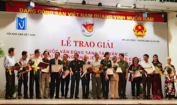 Trao giải cuộc thi.