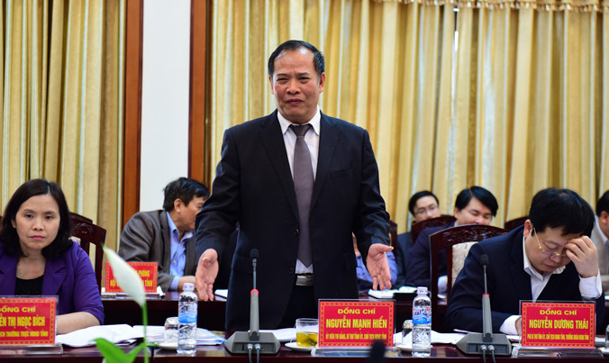 Bí thư Tỉnh ủy Hải Dương Nguyễn Mạnh Hiển trao đổi với đoàn giám sát. Ảnh: LD.