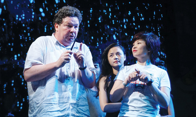 Đạo diễn Xavier Lukowski hướng dẫn diễn viên Nhà hát Tuổi trẻ tập “Con chim xanh”. Ảnh: Toan Toan.