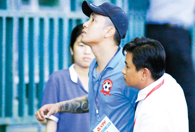 Sỹ Mạnh (áo xanh) bị trọng tài truất quyền làm nhiệm vụ vì có lời lẽ thô tục với trọng tài ở trận Cần Thơ – Hải Phòng tại V-League 2016. Ảnh: Dương Thu.