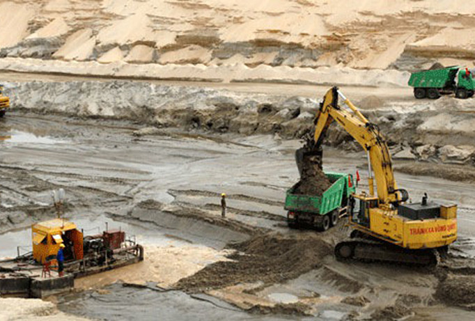 Khai thác mỏ sắt Thạch Khê. Ảnh: P.V.