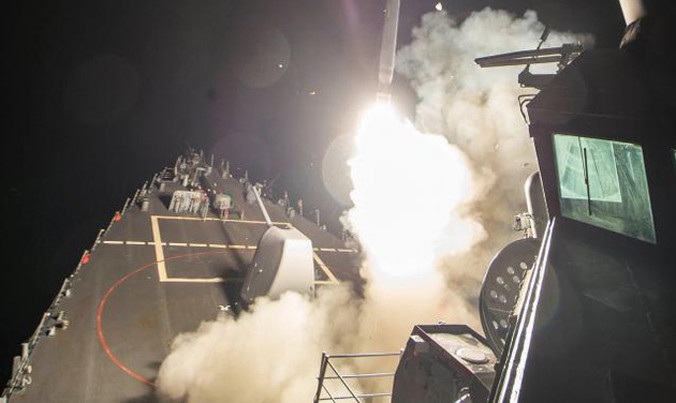 Tàu chiến Mỹ ở Địa Trung Hải bất ngờ nã 59 tên lửa hành trình vào căn cứ không quân Syria rạng sáng 7/4. Ảnh: Reuters.