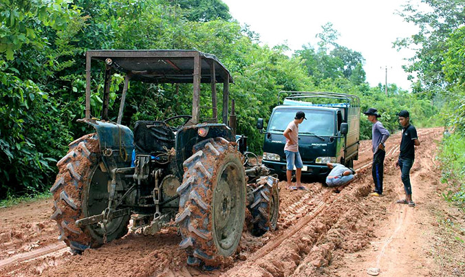 Kéo xe ra khỏi đoạn đường lầy.