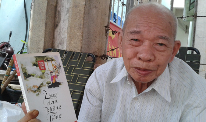 Phạm Thiên Thư với tác phẩm văn xuôi “Lòng đau không tiếng. Ảnh: T.N.A.