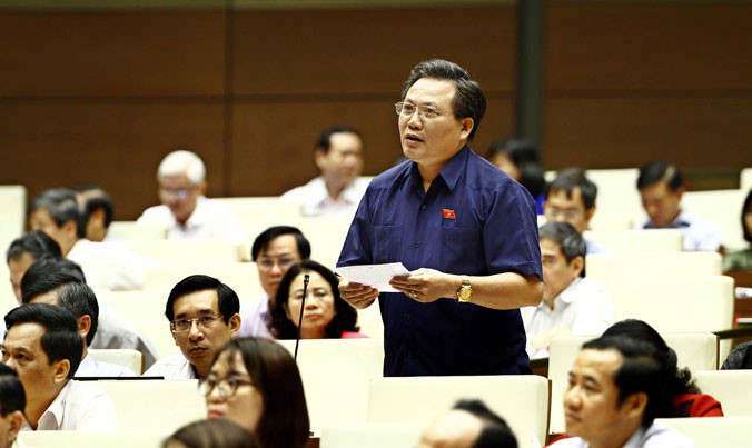 ĐB Đặng Hoài Tân truy trách nhiệm Bộ trưởng vụ tàu cá vỏ thép hư hỏng. Ảnh: Như Ý.