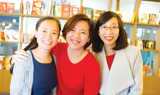 Thu Giang (bìa trái) và Anh Thư (bìa phải) cùng tổng biên tập người Thái Lan Karuna Chinthanom.