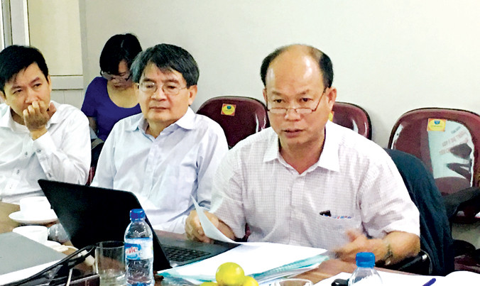 GS Hoàng Xuân Phú bức xúc tại buổi tọa đàm. Ảnh: Nghiêm Huê.