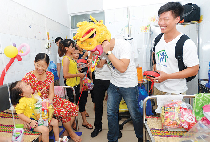 Đến tận phòng bệnh làm hề mua vui cho trẻ con. Ảnh: Nguyễn Đạt.