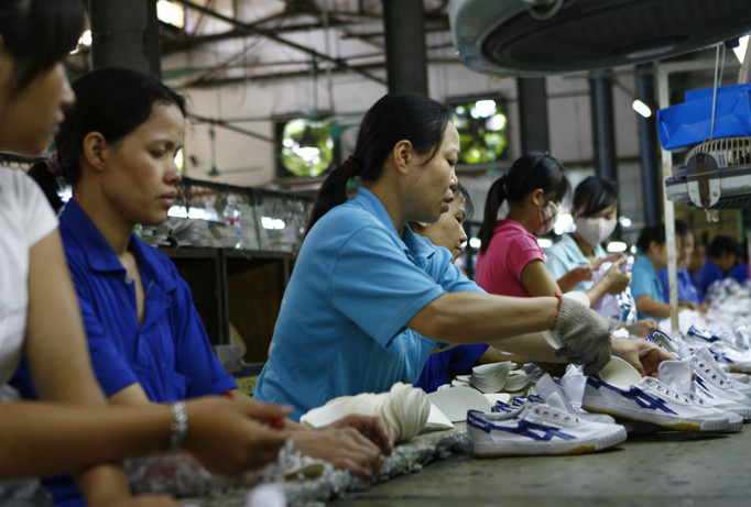 Nhiều lao động nữ trên 35 tuổi đối mặt nguy cơ bị sa thải. Ảnh minh họa - Ảnh: Hồng Vĩnh.