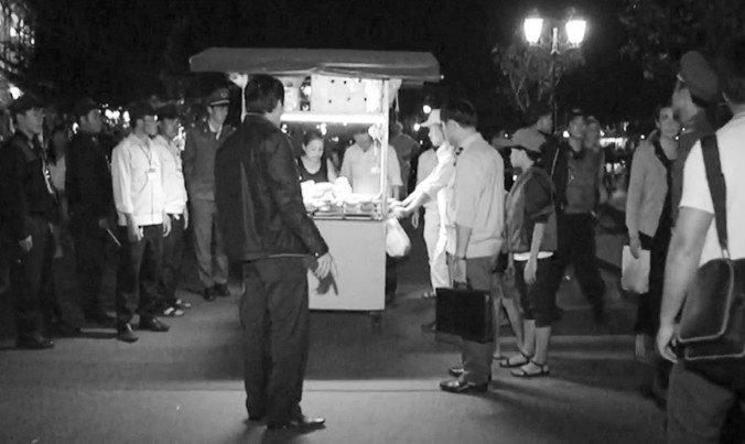 Lực lượng chức năng tịch thu phương tiện vi phạm trong phố cổ.