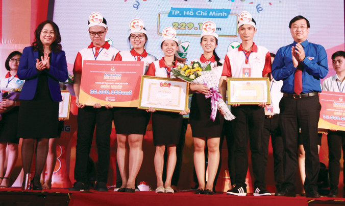 Anh Lê Quốc Phong, Bí thư thứ nhất T.Ư Đoàn, trao giải Nhất Hội thi Olympic toàn quốc các môn khoa học Mác-Lênin và tư tưởng Hồ Chí Minh “Ánh sáng soi đường” cho đội ĐH KHTN TPHCM.