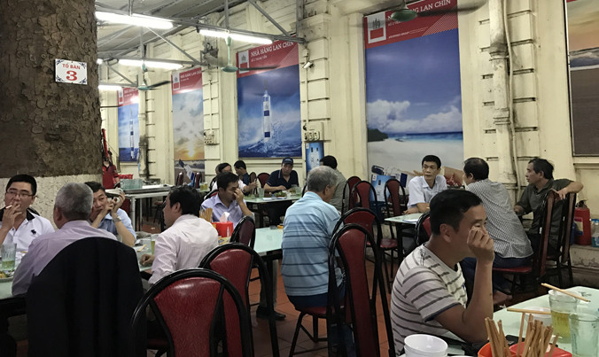 Nhà hàng bia Lan Chín trong Bảo tàng nhộn nhịp đêm ngày.