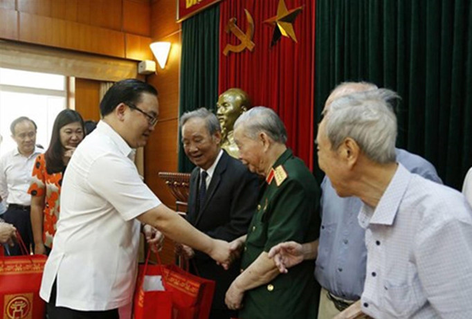 Bí thư Thành ủy Hoàng Trung Hải gặp mặt Ban Liên lạc Đoàn thanh niên cứu quốc Thành Hoàng Diệu. ẢNH: VD.
