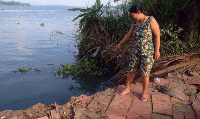 Bà Hằng chỉ nơi sạt lở đất trưa 7/4 khiến 3 căn nhà bị phá hủy.