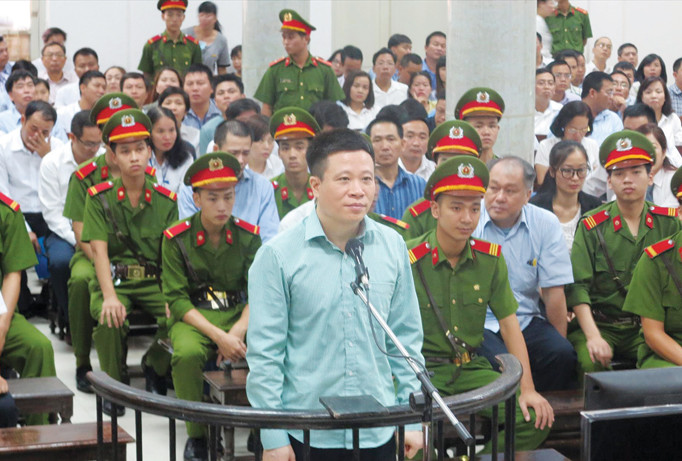 Hà Văn Thắm trước vành móng ngựa.