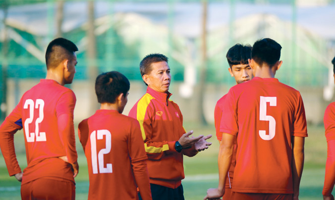 HLV Hoàng Anh Tuấn (giữa) hướng dẫn các học trò trong buổi tập đầu tiên tại Cheonan, Hàn Quốc. Ảnh: Đoàn Nhật.