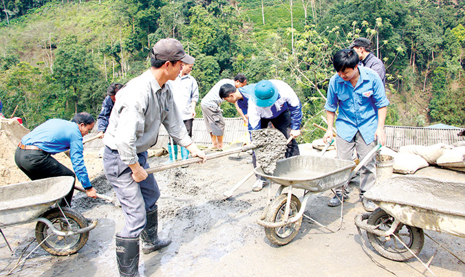 Đoàn viên thanh niên tỉnh Lào Cai xây dựng công trình Thanh niên “Sân chơi cho em” ở Trường Tiểu học xã biên giới Nậm Chảy, huyện Mường Khương.