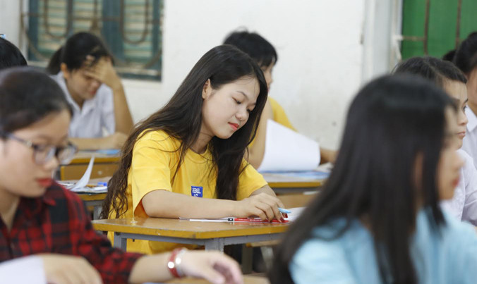 Thí sinh dự thi môn Địa lý sáng ngày 24/6 tại Thạch Thất –Hà Nội. Ảnh: Như Ý.