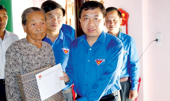 Bí thư Thường trực T.Ư Đoàn Nguyễn Mạnh Dũng tặng quà mẹ liệt sĩ Hồ Thị Lê, ở xã Cam Thanh, Cam Lộ. Ảnh: H.T