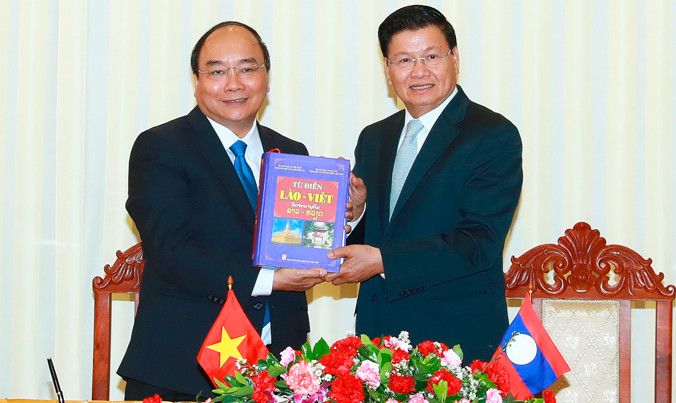 Sau hội đàm, Thủ tướng Nguyễn Xuân Phúc tặng Thủ tướng Lào Thongloun Sisoulith bộ từ điển Việt-Lào và Lào-Việt. Ảnh: TTXVN.