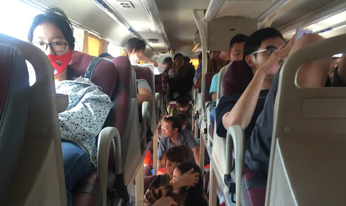 Xe giường nằm tuyến Thanh Hóa - Giáp Bát nhồi nhét, chở quá số người quy định. Ảnh: Thanh Mùi.