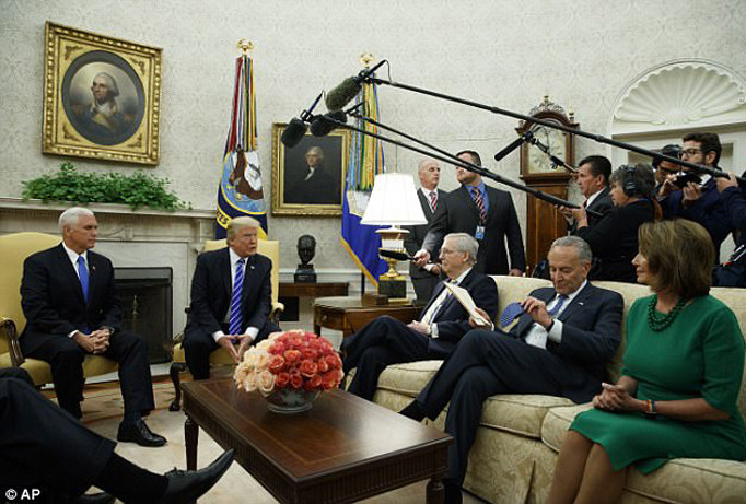 Tổng thống Mỹ Donald Trump mới ký dự luật nâng trần nợ công. Ảnh: AP.