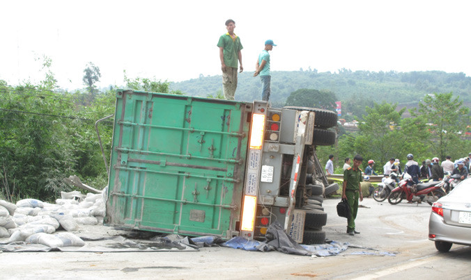 Xe container bị lật giữa đường.