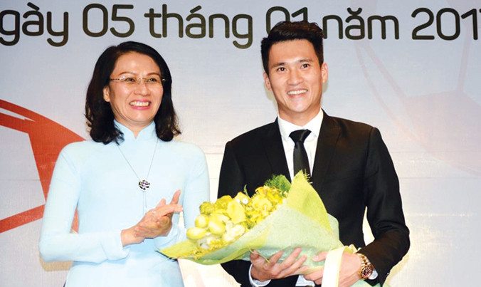 Lê Công Vinh nhận hoa chúc mừng bổ nhiệm quyền Chủ tịch CLB Thành phố Hồ Chí Minh tại lễ xuất quân dự mùa giải 2017 của đội. Ảnh: VSI.