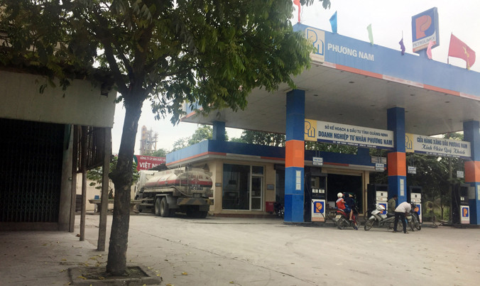 Từ mặt đường khó có thể tìm thấy xưởng sản xuất tôn của Công ty Cổ phần Tôn mát PU ở phường Phương Nam. Để vào xưởng, phải đi qua cửa ra vào của một đơn vị khác và cửa chỉ mở khi có xe ra vào. Ảnh: P.T.