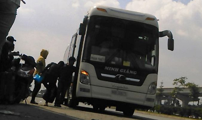 Xe khách Minh Giảng dừng xe giữa đường bắt khách. Ảnh: Văn Minh.