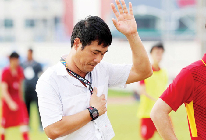 VFF dự kiến sẽ tuyển HLV ngoại dẫn dắt các ĐTQG sau khi HLV Hữu Thắng tạm biệt người hâm mộ sau trận thua U22 Thái Lan 0-3 tại SEA Games 29. Ảnh: VSI.