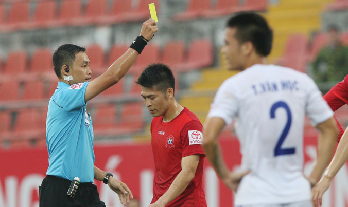 Nghề trọng tài ở V. League không dành cho những người kém sức chịu đựng. Ảnh: VSI.