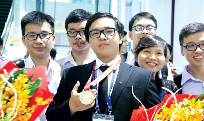 Phạm Đức Anh và mẹ tại sân bay quốc tế Nội Bài.