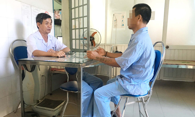 Bác sĩ kiểm tra bệnh tình của một bệnh nhân có dấu hiệu loạn thần. Ảnh: Thanh Trần.