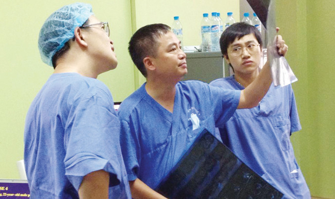 Bác sĩ Hiếu và đồng nghiệp hội chẩn trước ca can thiệp.