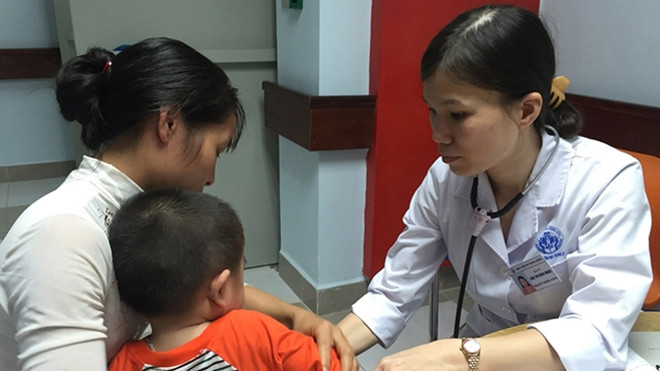 Bác sĩ Ngọc khám cho bệnh nhi.