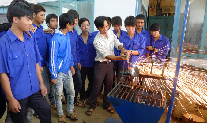 Liên thông ngược đang khiến xã hội tốn kém tiền bạc, thời gian. Ảnh: Phạm Thanh.