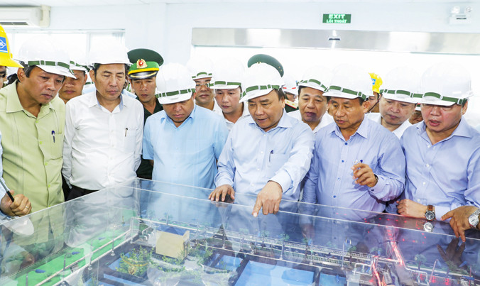 Thủ tướng Nguyễn Xuân Phúc thăm và làm việc tại Cty TNHH gang thép Hưng Nghiệp Formosa Hà Tĩnh. Ảnh: Thống nhất/TTXVN.