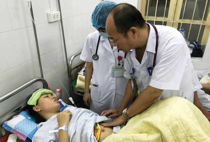 Khám cho bệnh nhân mới nhập viện.