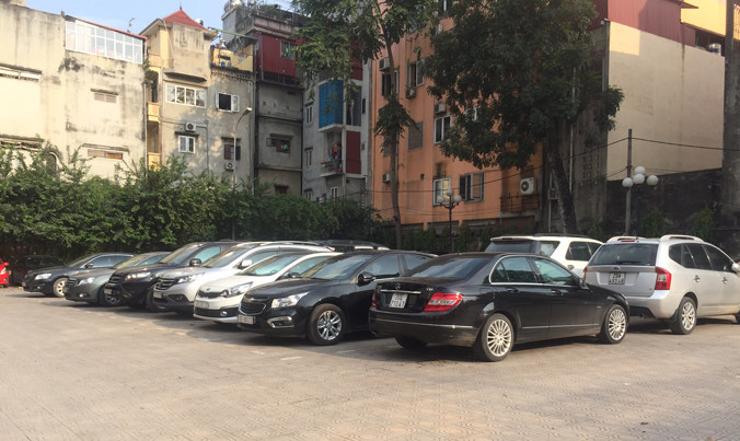 Bãi xe trong sân trường.