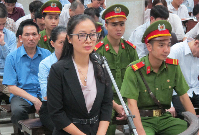 Bị cáo Lê Thị Thu Thủy trả lời HĐXX (người đeo kính).