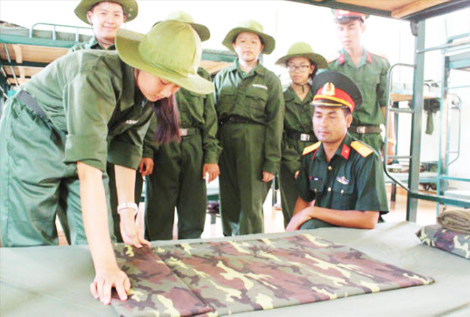 Các em nhỏ học gấp nội vụ, quân tư trang. 