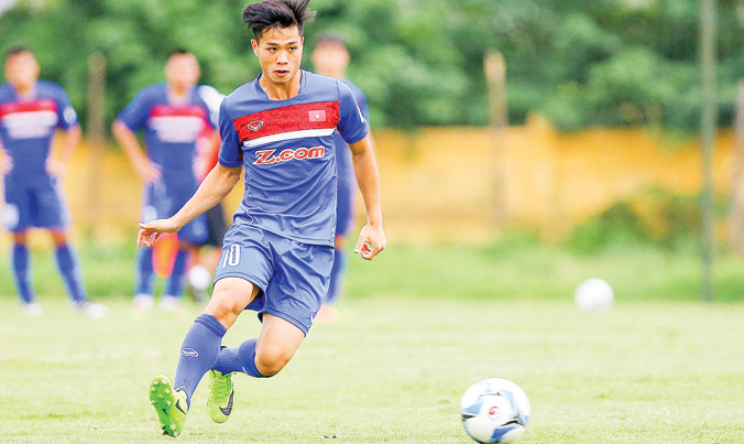 Công Phượng đã được HLV Hữu Thắng trao băng thủ quân cho chiến dịch chinh phục HCV SEA Games 29. Ảnh: VSI.