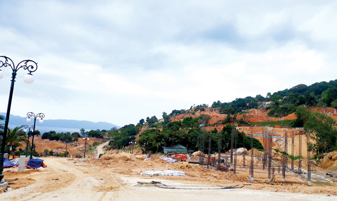 Một góc bán đảo Sơn Trà bị “cày xới” bởi 40 nền móng biệt thự không giấy phép khiến dư luận bức xúc. Ảnh: N.T.