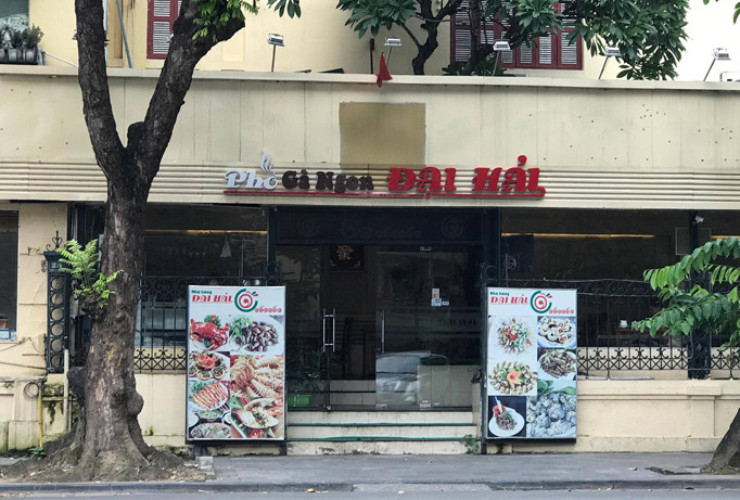 Các cửa hàng “bủa vây” trước khuôn viên Bảo tàng Lịch sử Quốc gia. Ảnh: MT.