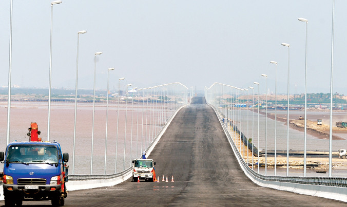 Sai sót ở cầu vượt biển: Hai bộ kiểm tra hiện trường